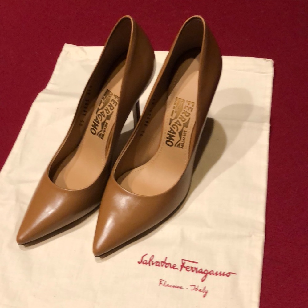 Salvatore Ferragamo Calf Size 6 Women’s Pumps NIB
